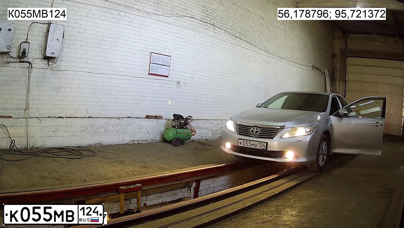 Фото автомобиля TOYOTA CAMRY, 2013 — госномер К055МВ124. Цвет: СЕРЕБРИСТЫЙ МЕТАЛЛИК