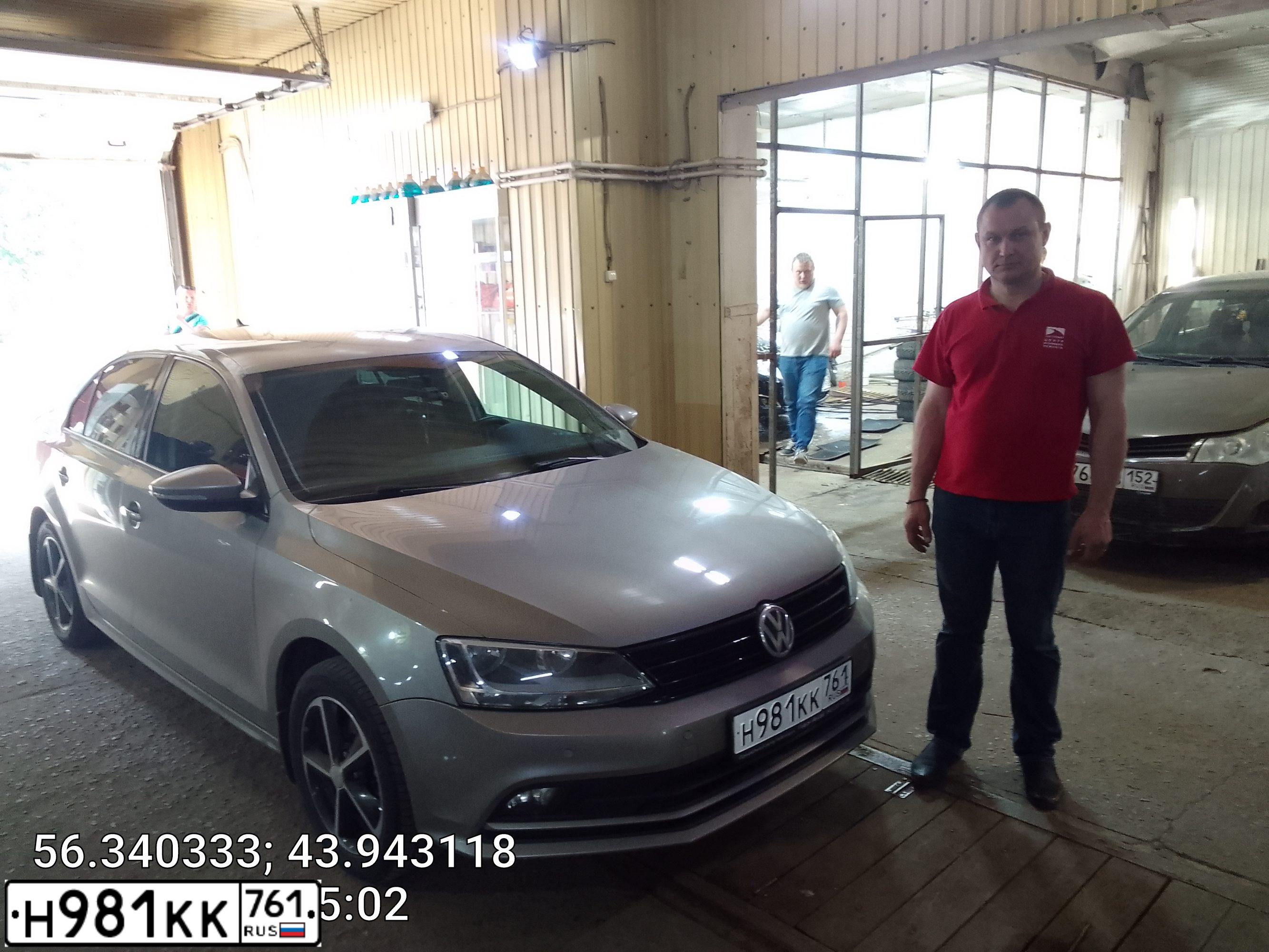 Фото автомобиля VOLKSWAGEN JETTA, 2017 — госномер М382НР702. Цвет: БЕЖЕВЫЙ
