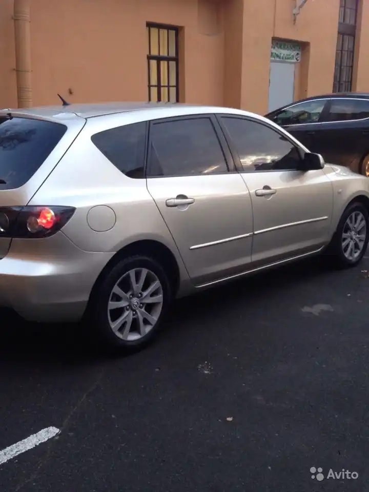 Фото автомобиля MAZDA 3, 2006 — госномер К868ТУ125. Цвет: СЕРО-ЗОЛОТИСТЫЙ