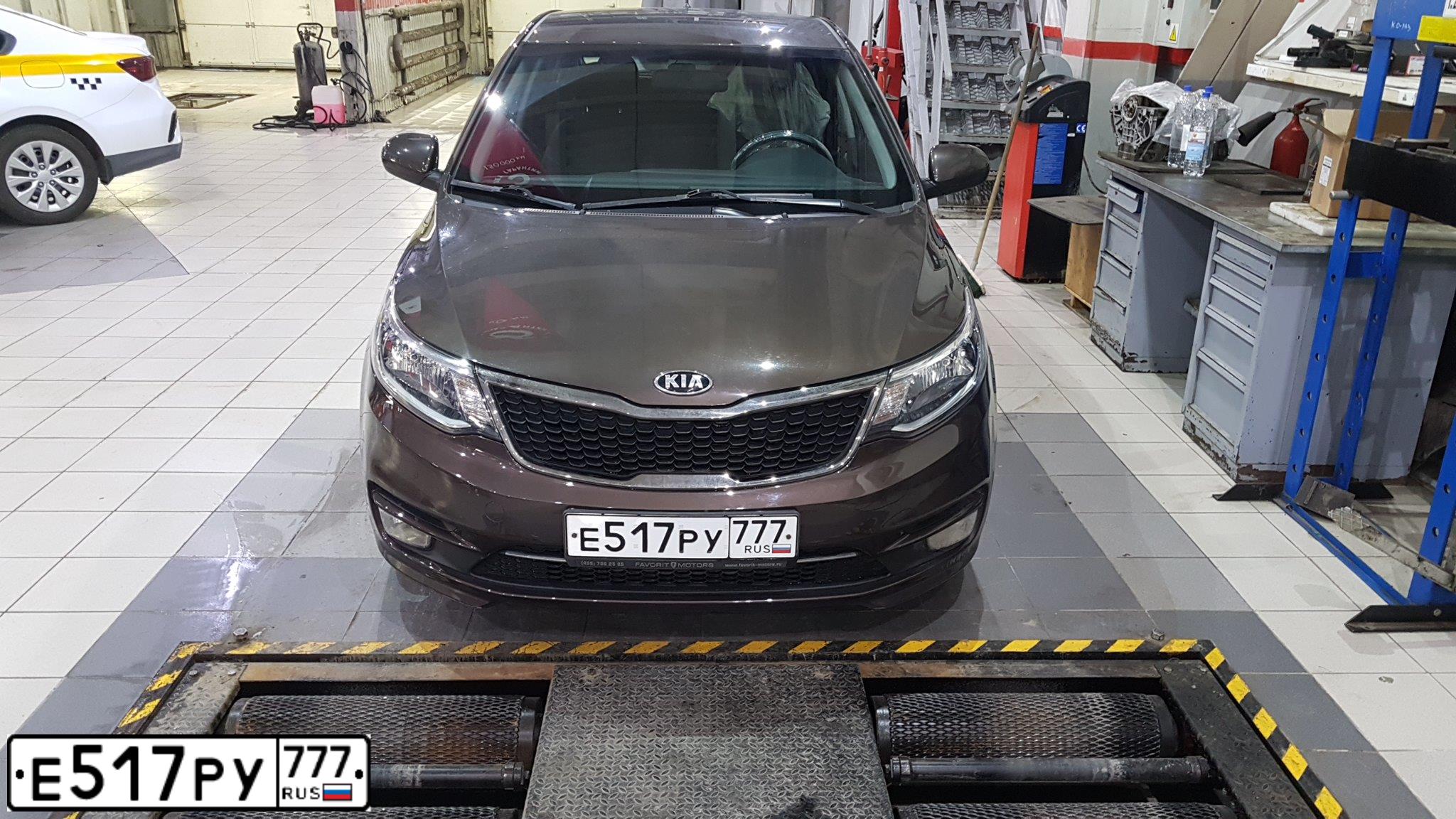Фото автомобиля KIA RIO, 2016 — госномер Е517РУ77. Цвет: КОРИЧНЕВЫЙ