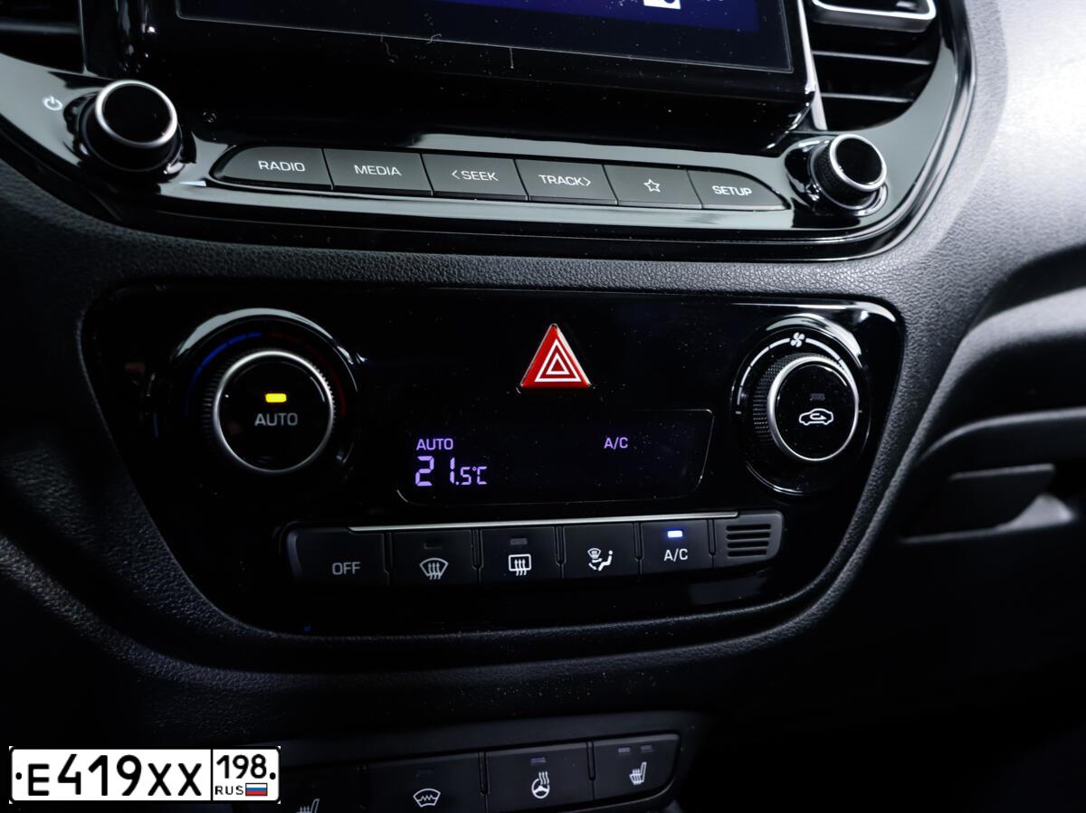 Фото автомобиля HYUNDAI SOLARIS, 2020 — госномер С574ЕР198. Цвет: СЕРЫЙ