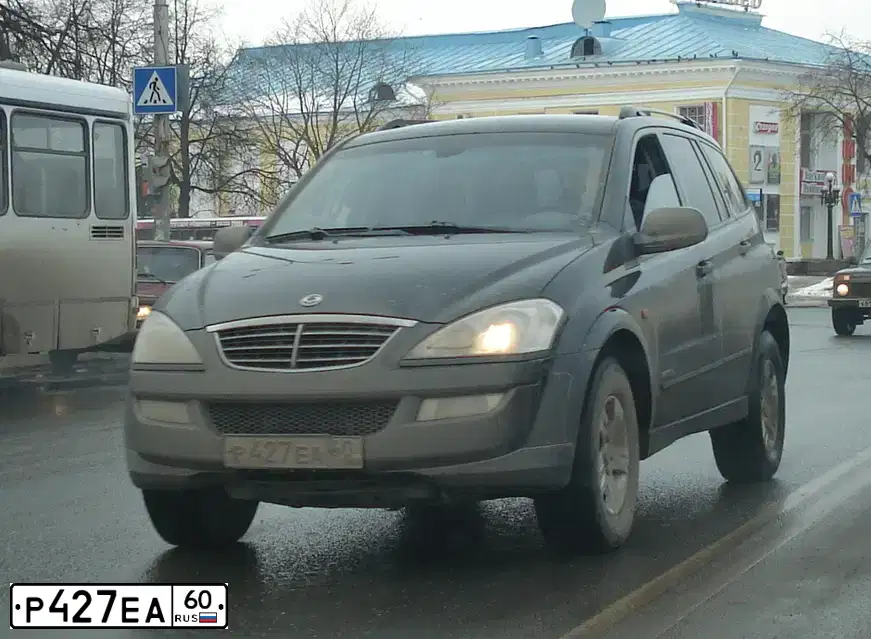 Фото автомобиля SSANGYONG KYRON, 2008 — госномер Р427ЕА60. Цвет: ЧЕРНЫЙ
