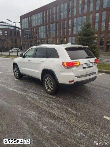 Фото автомобиля JEEP GRAND CHEROKEE, 2013 — госномер Х976АО550. Цвет: Белый