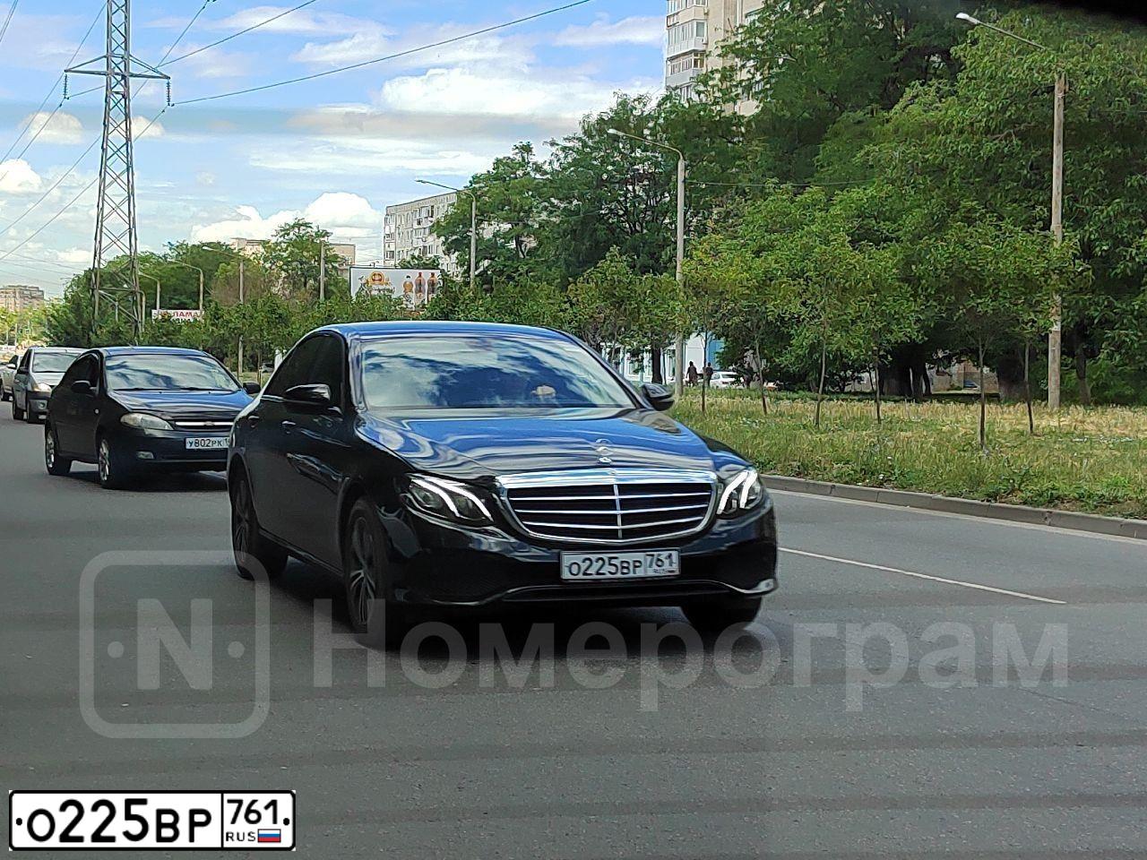 Фото автомобиля MERCEDES E-KLASSE, 2020 — госномер О225ВР761. Цвет: ЧЕРНЫЙ