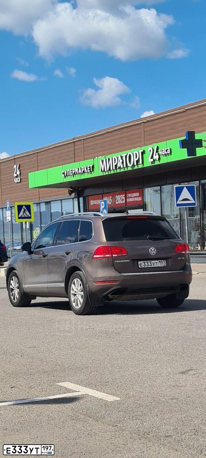 Фото автомобиля SKODA SUPERB, 2013 — госномер Е333УТ197. Цвет: Коричневый