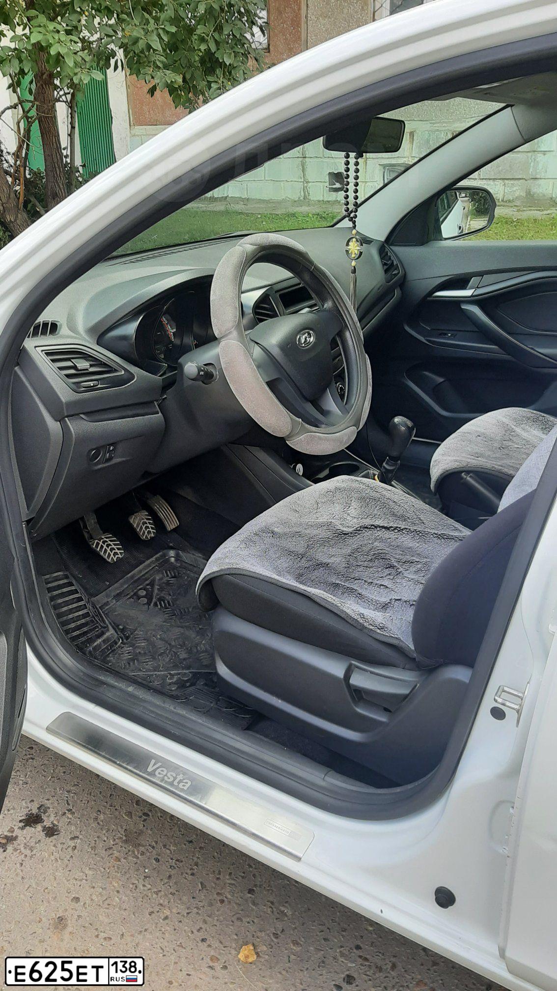 Фото автомобиля LADA VESTA, 2019 — госномер Е625ЕТ138. Цвет: Белый