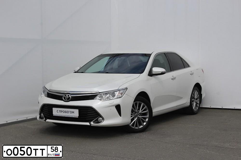 Фото автомобиля TOYOTA CAMRY, 2021 — госномер Т521ЕТ58. Цвет: Белый
