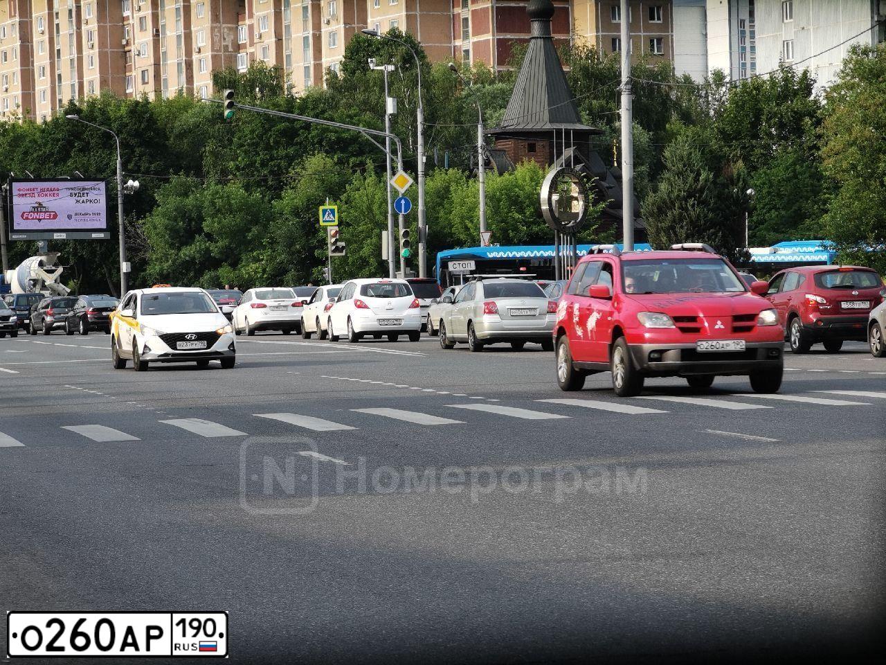 Фото автомобиля MITSUBISHI OUTLANDER, 2003 — госномер О260АР190. Цвет: КРАСНЫЙ