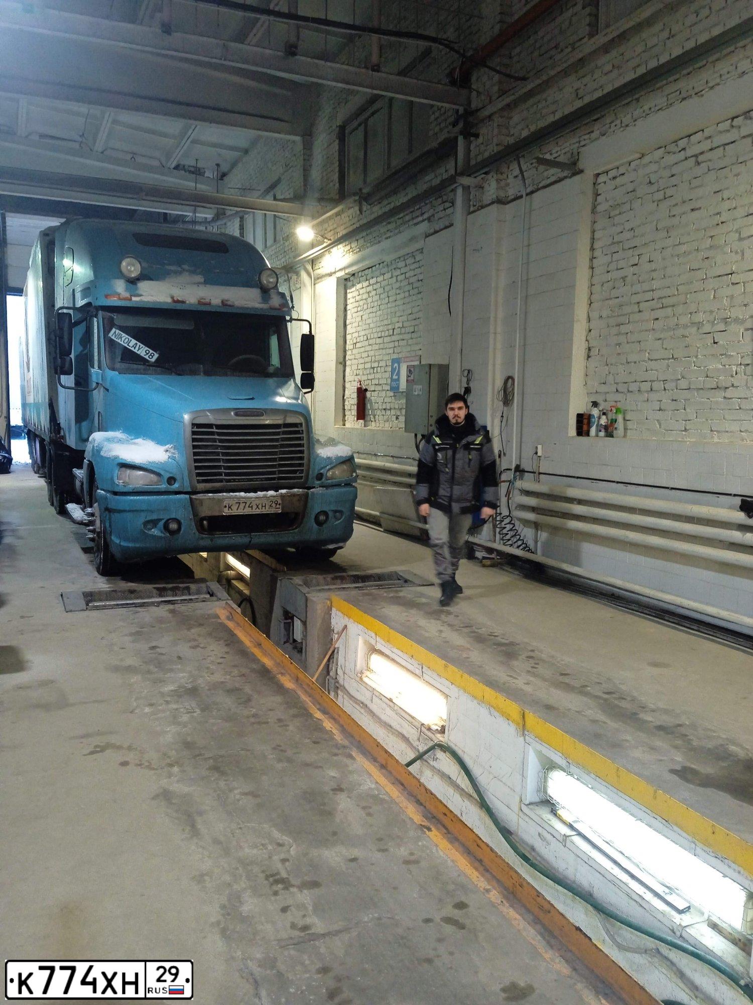 Фото автомобиля FREIGHTLINER CENTURY, 2004 — госномер Т128ВТ198