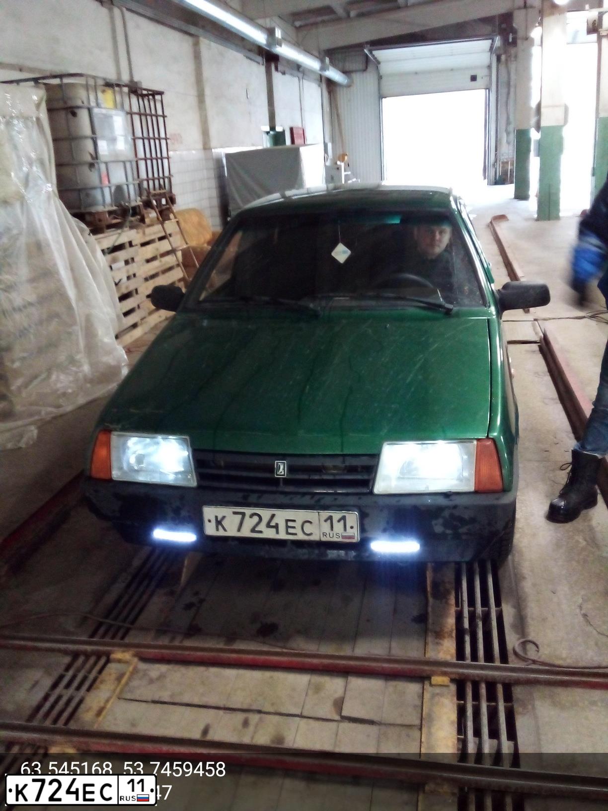 Фото автомобиля LADA 2109 SAMARA, 1998 — госномер К724ЕС11. Цвет: СЕРЕБРИСТЫЙ ЯРКО-ЗЕЛЕНЫЙ