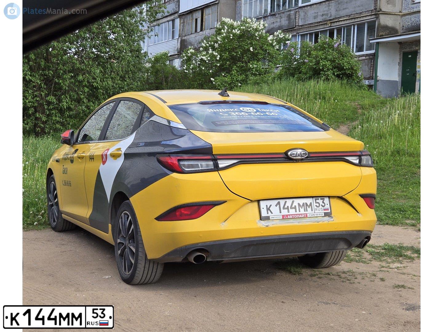Фото автомобиля JAC J7, 2023 — госномер К144ММ53. Цвет: ЖЕЛТЫЙ