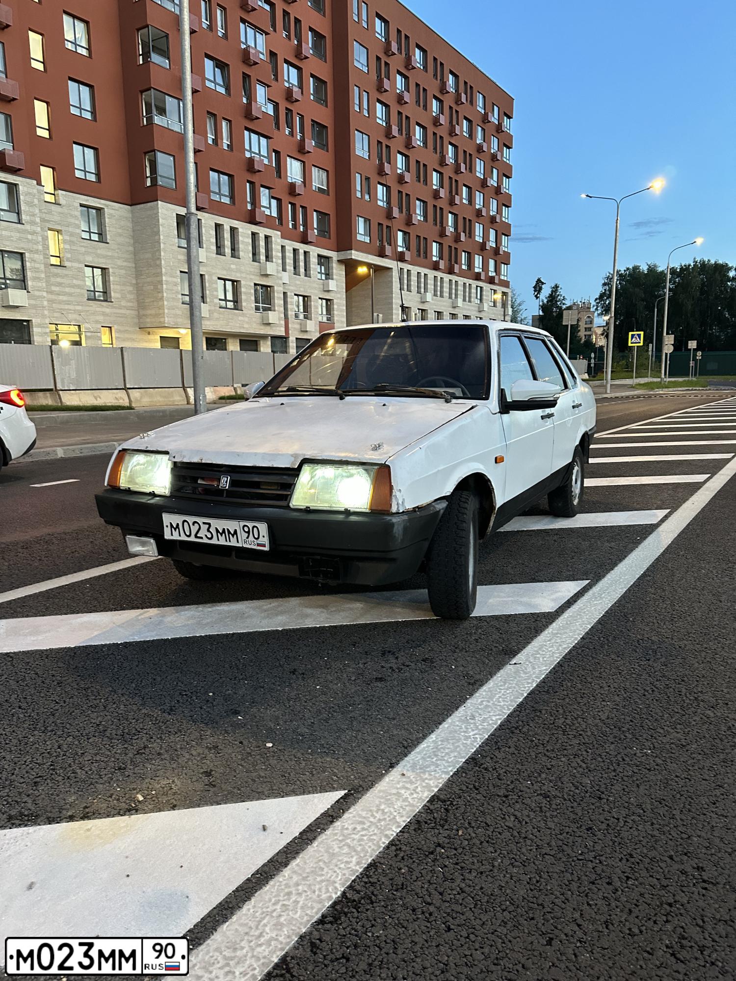 Фото автомобиля NISSAN MAXIMA, 2001 — госномер М023ММ90. Цвет: ЧЕРНЫЙ