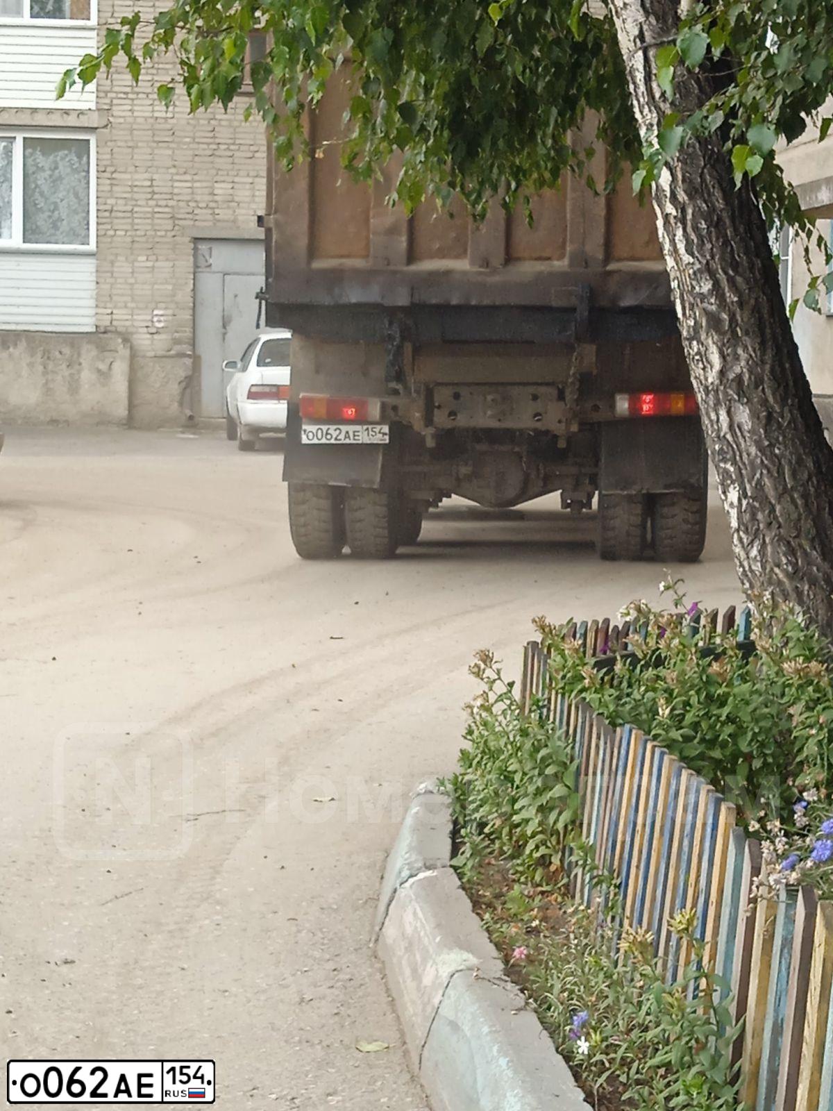 Фото автомобиля HOWO ZZ 3257, 2008 — госномер О062АЕ154. Цвет: Красный