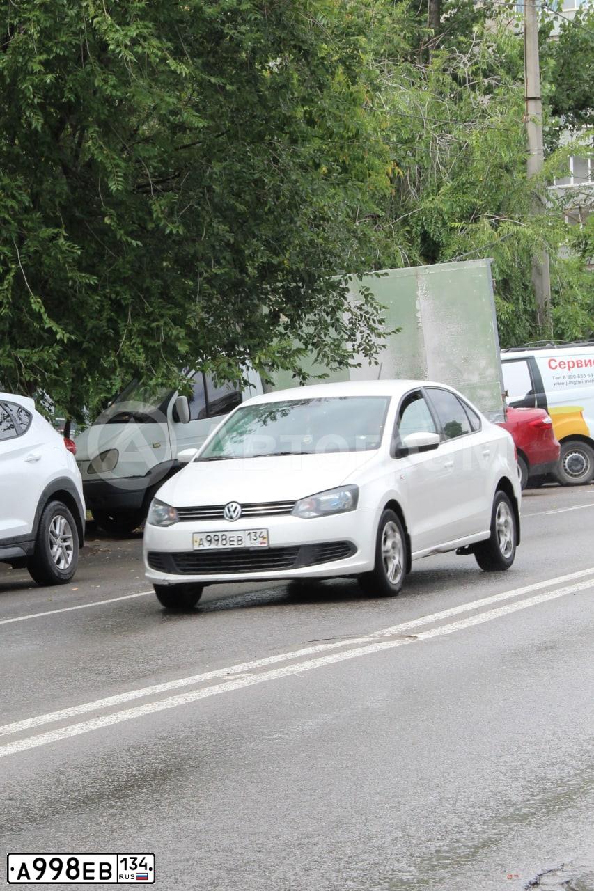 Фото автомобиля VOLKSWAGEN POLO, 2013 — госномер А998ЕВ134. Цвет: БЕЛЫЙ