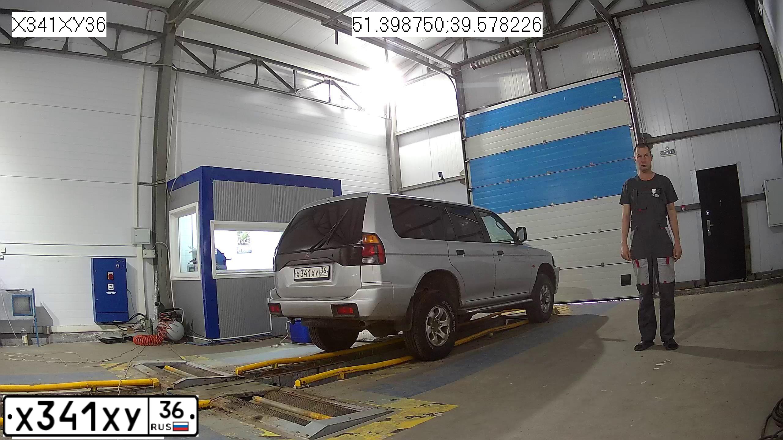 Фото автомобиля MITSUBISHI PAJERO SPORT, 2002 — госномер Н190ОЕ64. Цвет: Серебристый