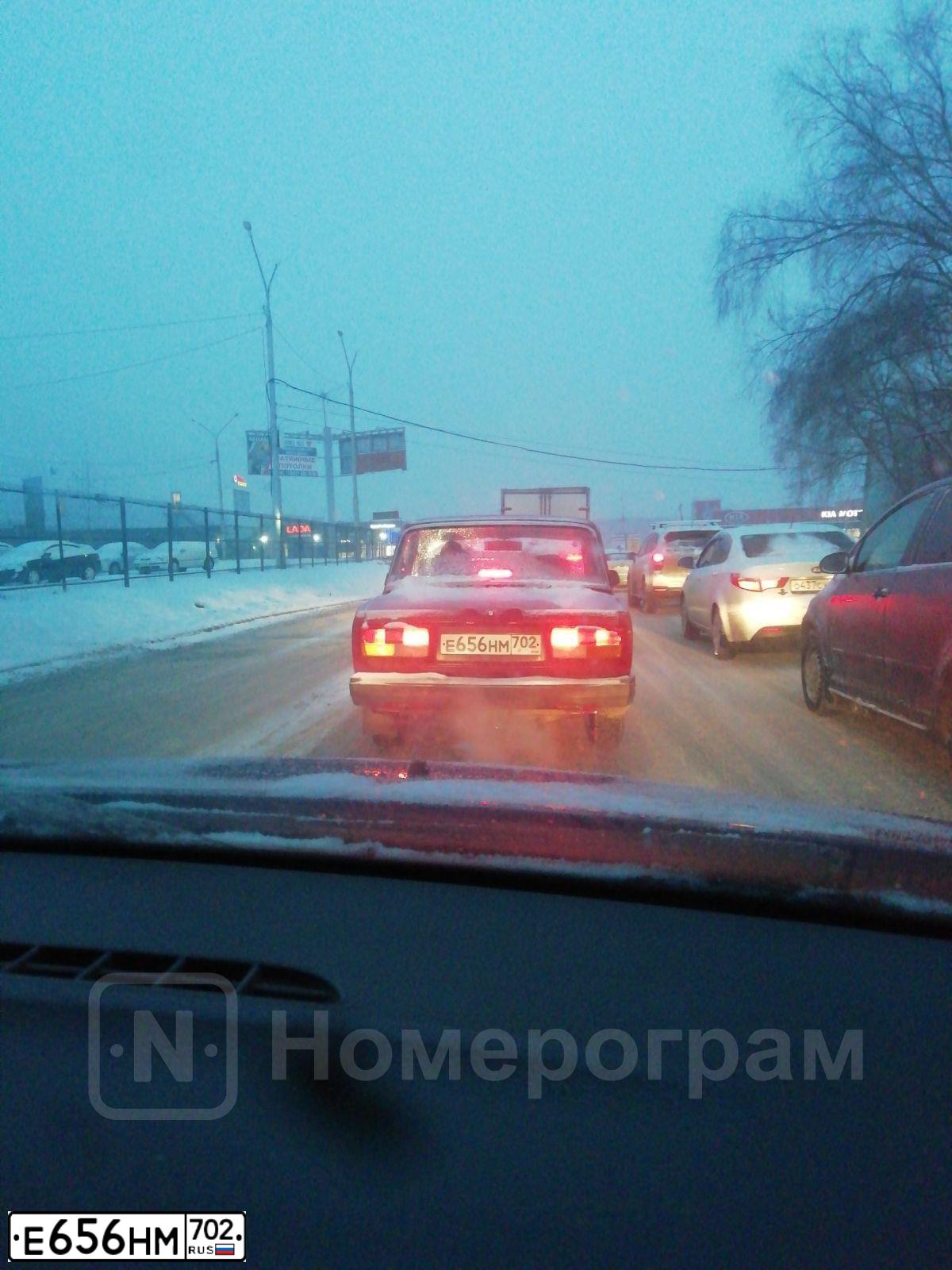 Фото автомобиля LADA 2107, 2007 — госномер Е656НМ702. Цвет: ВИШНЕВЫЙ