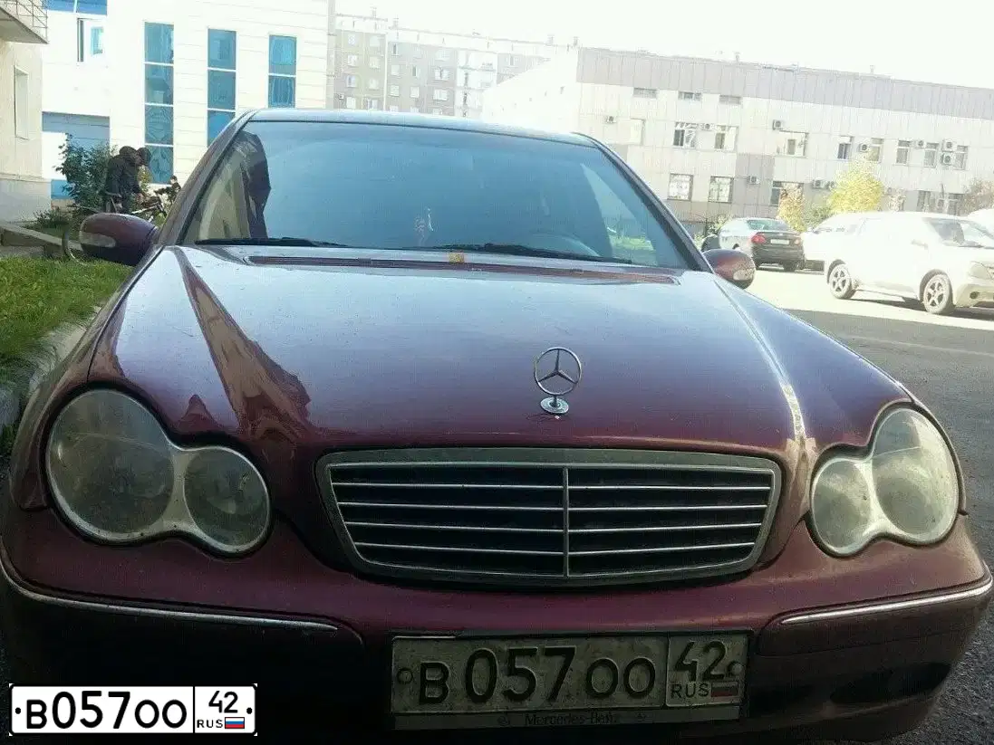 Фото автомобиля MERCEDES C-KLASSE, 2000 — госномер М030РУ154. Цвет: КРАСНЫЙ БОРДОВЫЙ