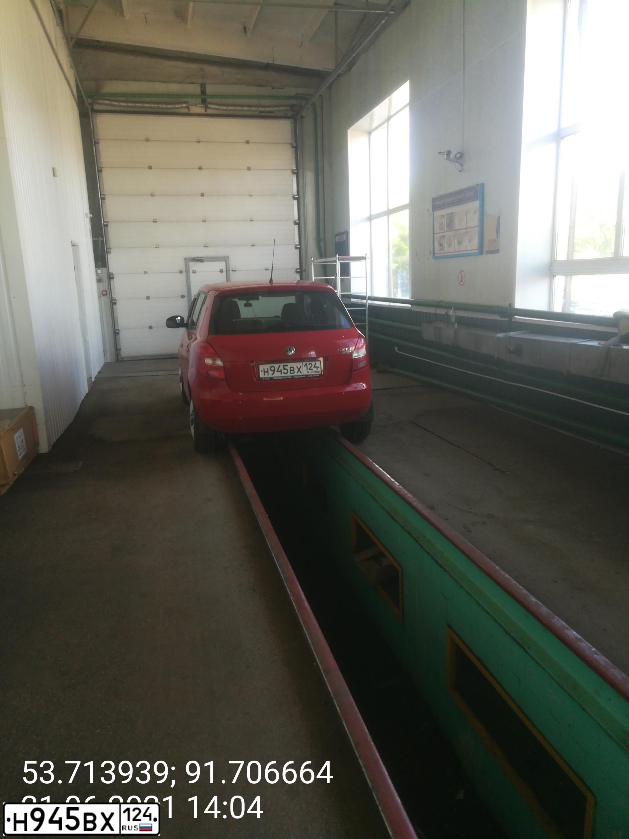 Фото автомобиля SKODA FABIA, 2011 — госномер Н945ВХ124. Цвет: Красный