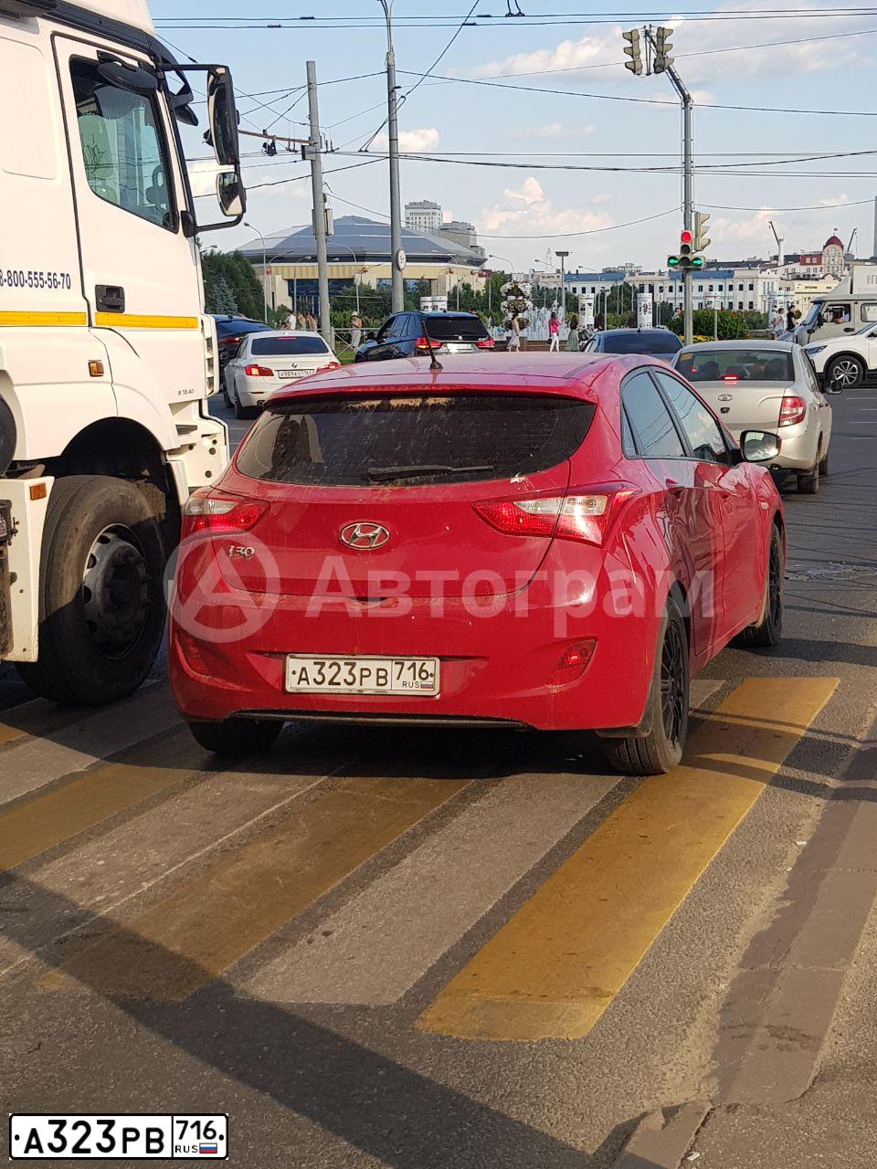 Фото автомобиля HYUNDAI I30, 2013 — госномер А323РВ716. Цвет: Красный