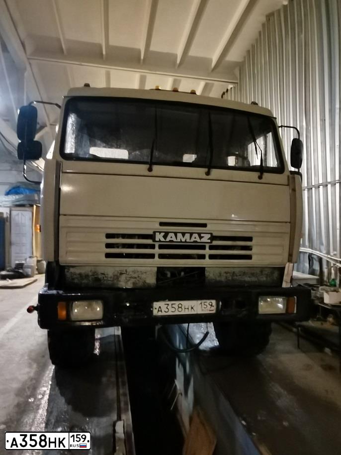 Фото автомобиля KAMAZ 44108 /6X6/, 2006 — госномер Р983МВ196. Цвет: СЕРЫЙ