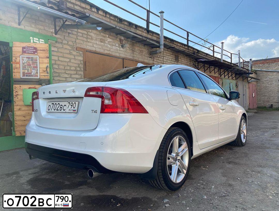 Фото автомобиля VOLVO S60, 2014 — госномер А034МУ777. Цвет: Белый