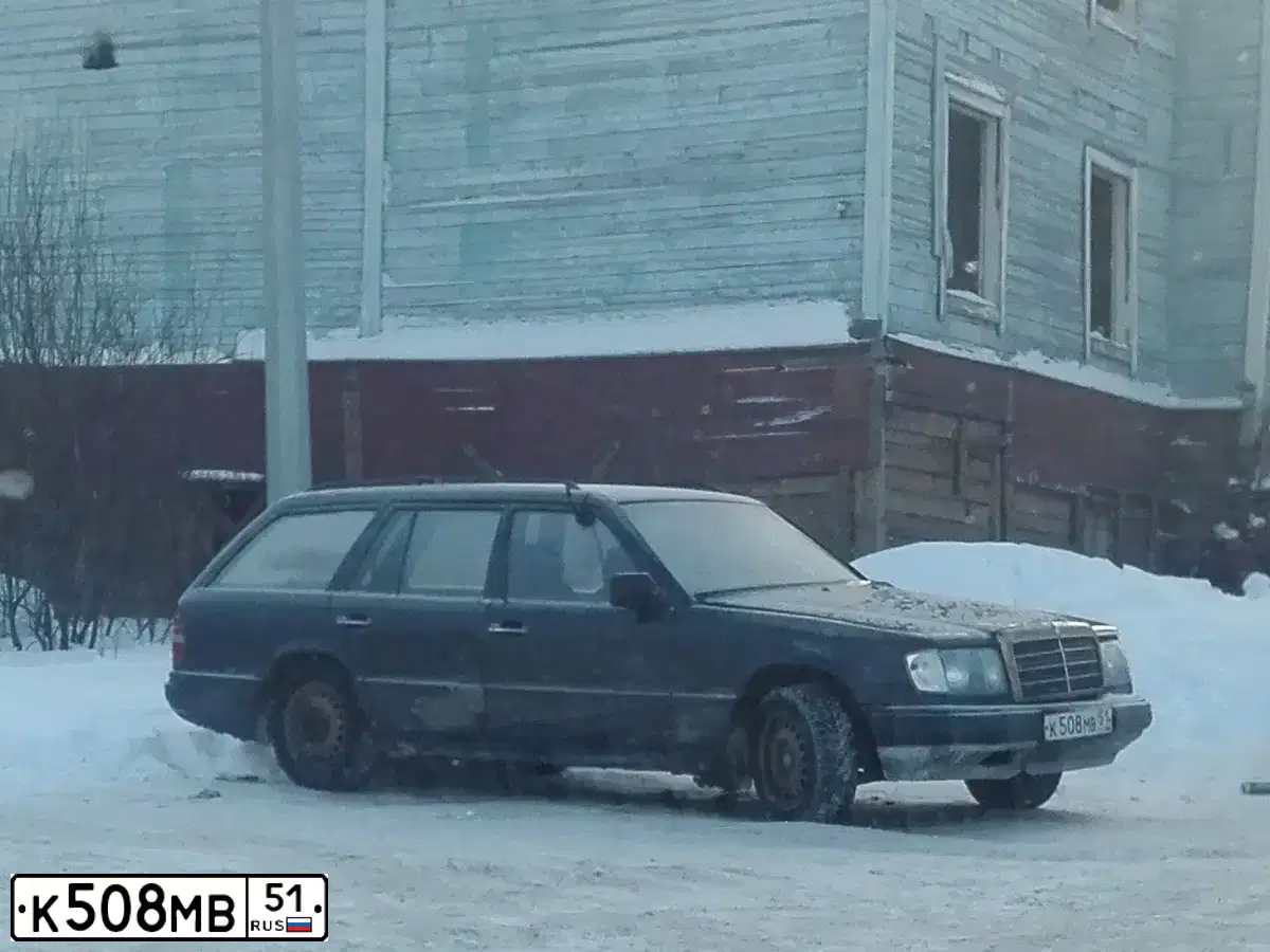 Фото автомобиля MERCEDES E-KLASSE, 1990 — госномер К508МВ51. Цвет: ЧЕРНЫЙ