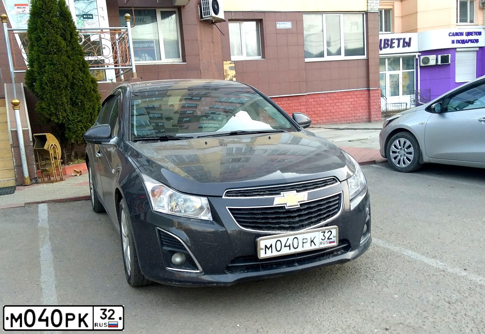 Фото автомобиля CHEVROLET CRUZE, 2013 — госномер М040РК32. Цвет: СЕРЫЙ МЕТАЛЛИК