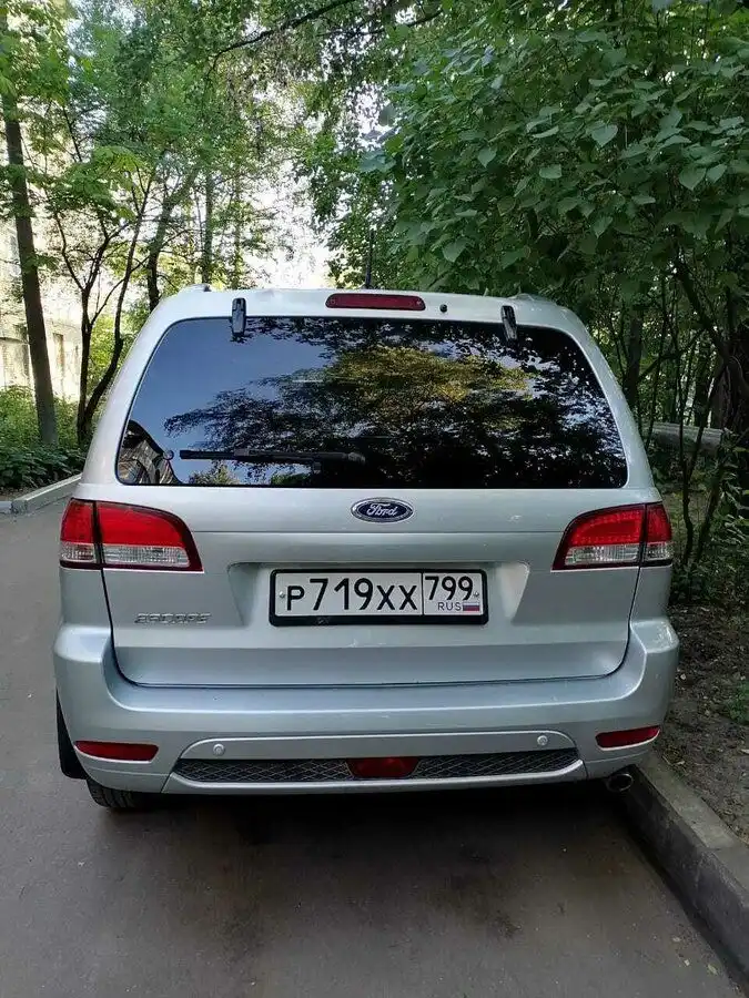 Фото автомобиля FORD ESCAPE, 2008 — госномер К001РМ199. Цвет: Серый