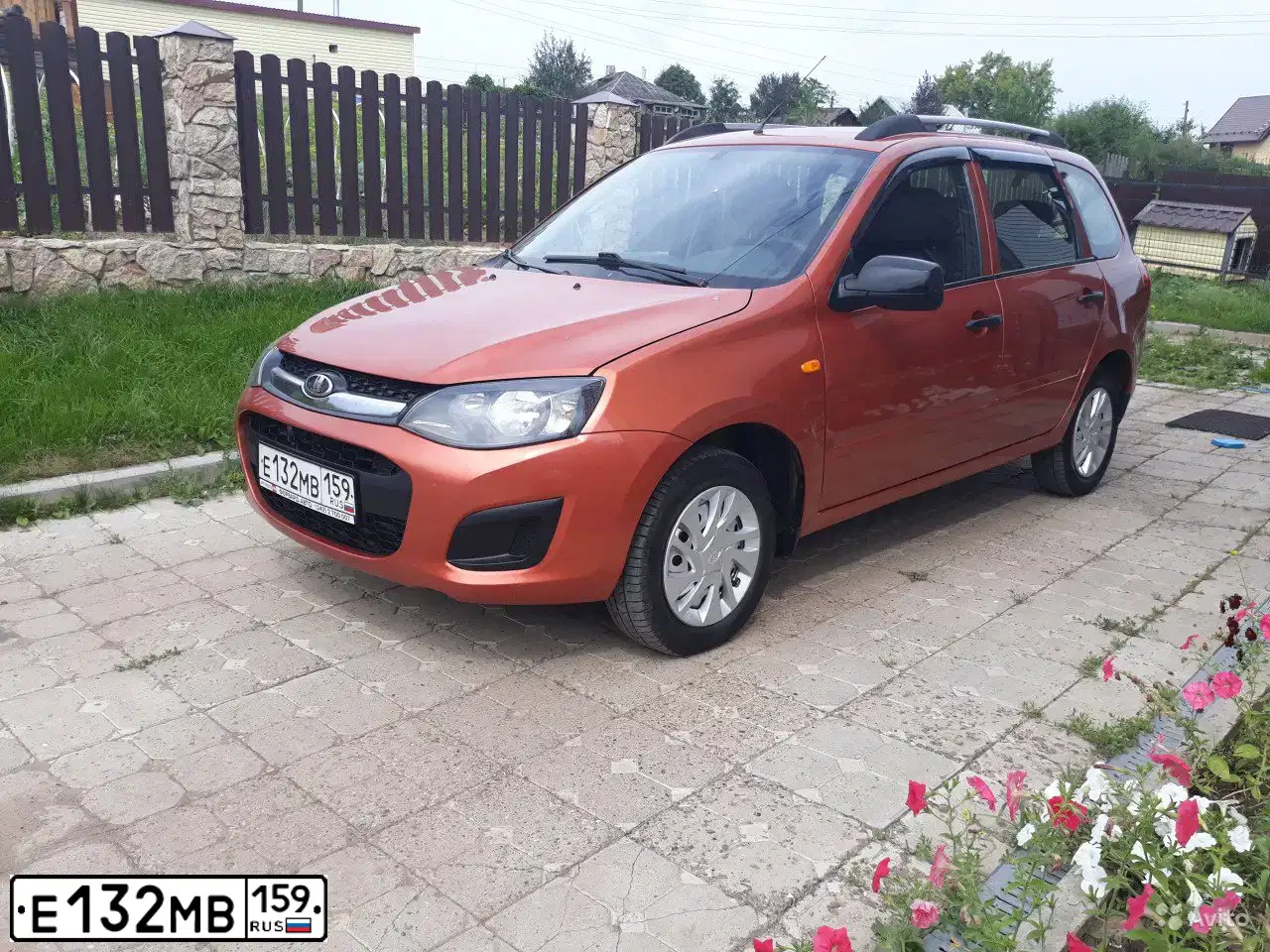 Фото автомобиля LADA 2194 KALINA, 2013 — госномер К842ОН196. Цвет: ОРАНЖЕВЫЙ