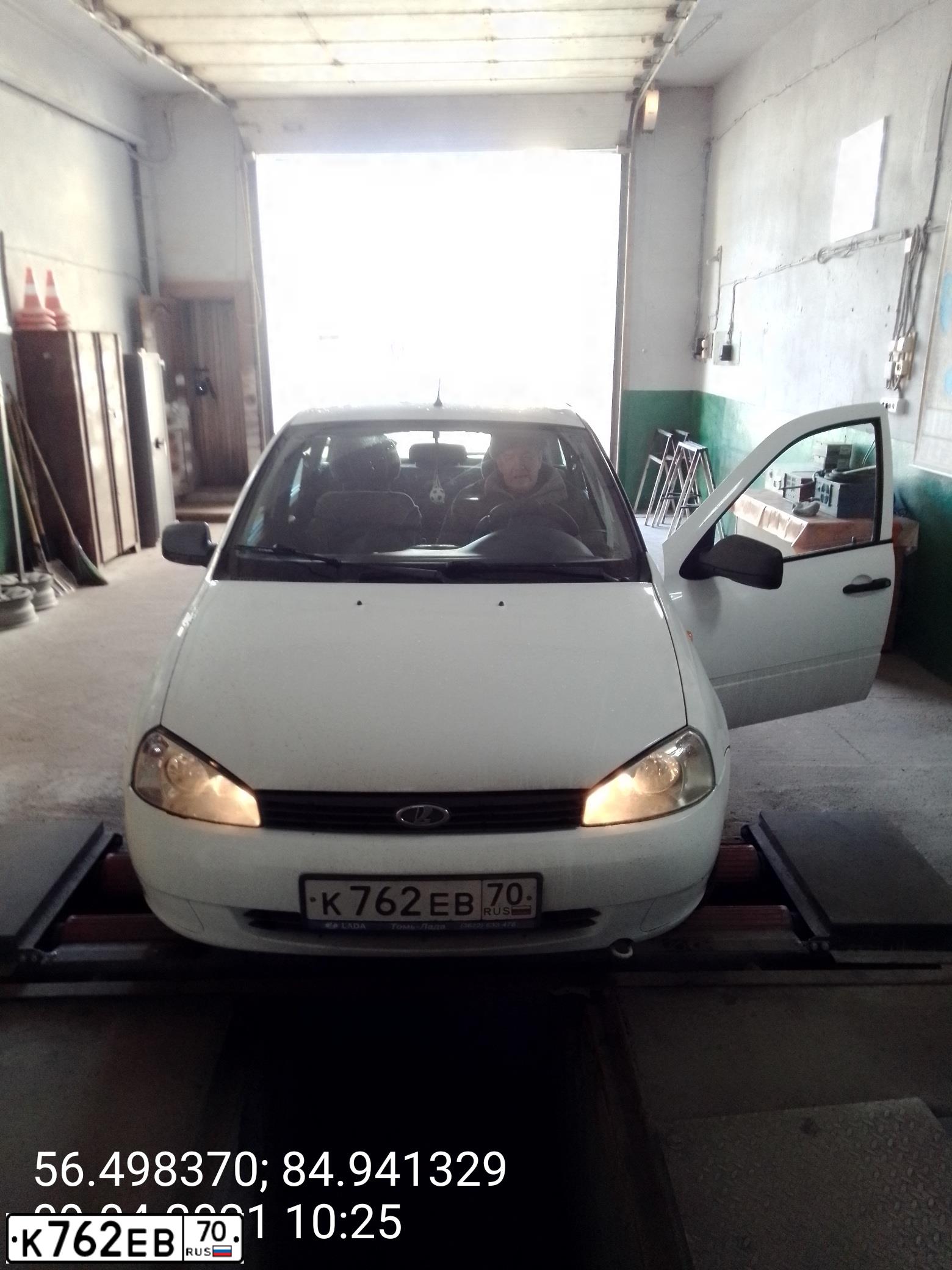 Фото автомобиля LADA 1117 KALINA, 2012 — госномер К762ЕВ70. Цвет: БЕЛЫЙ