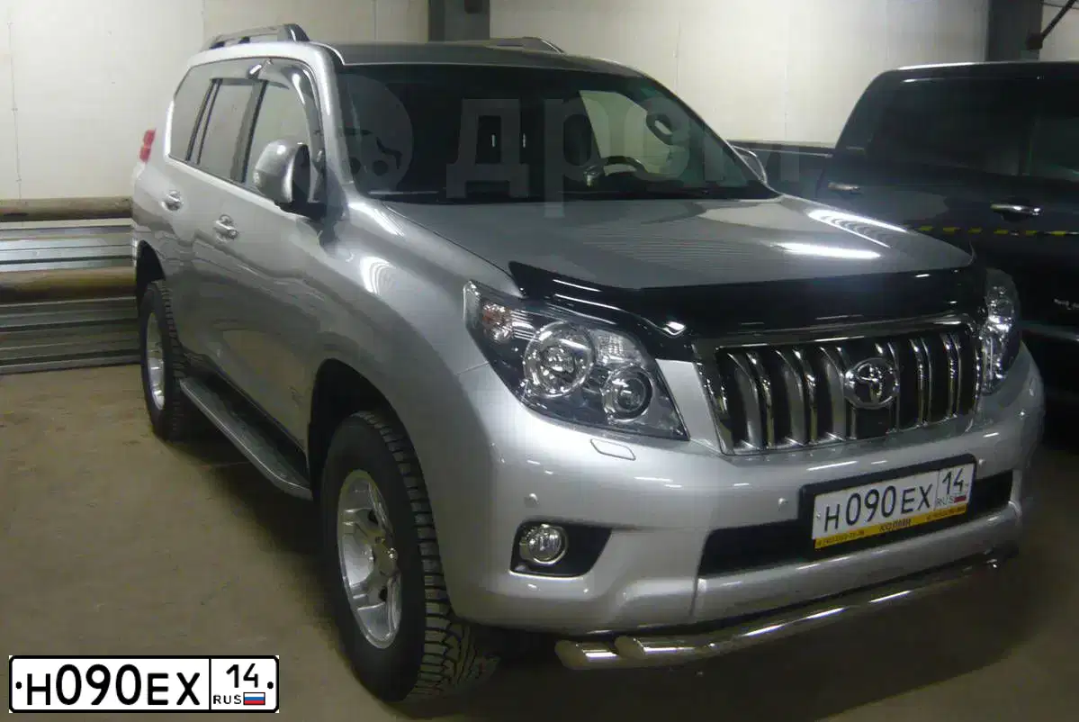 Фото автомобиля TOYOTA LANDCRUISER, 2010 — госномер Н090ЕХ14. Цвет: серебристый