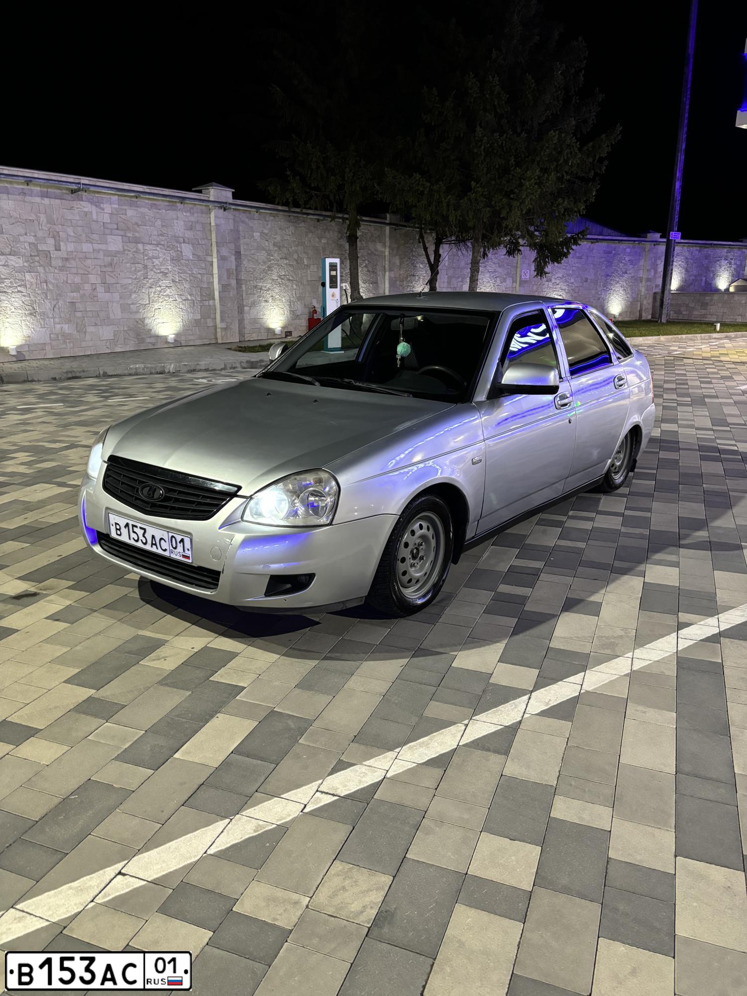 Фото автомобиля LADA 2172 PRIORA, 2011 — госномер В153АС01. Цвет: СВЕТЛО-СЕРЕБ МЕТАЛИК