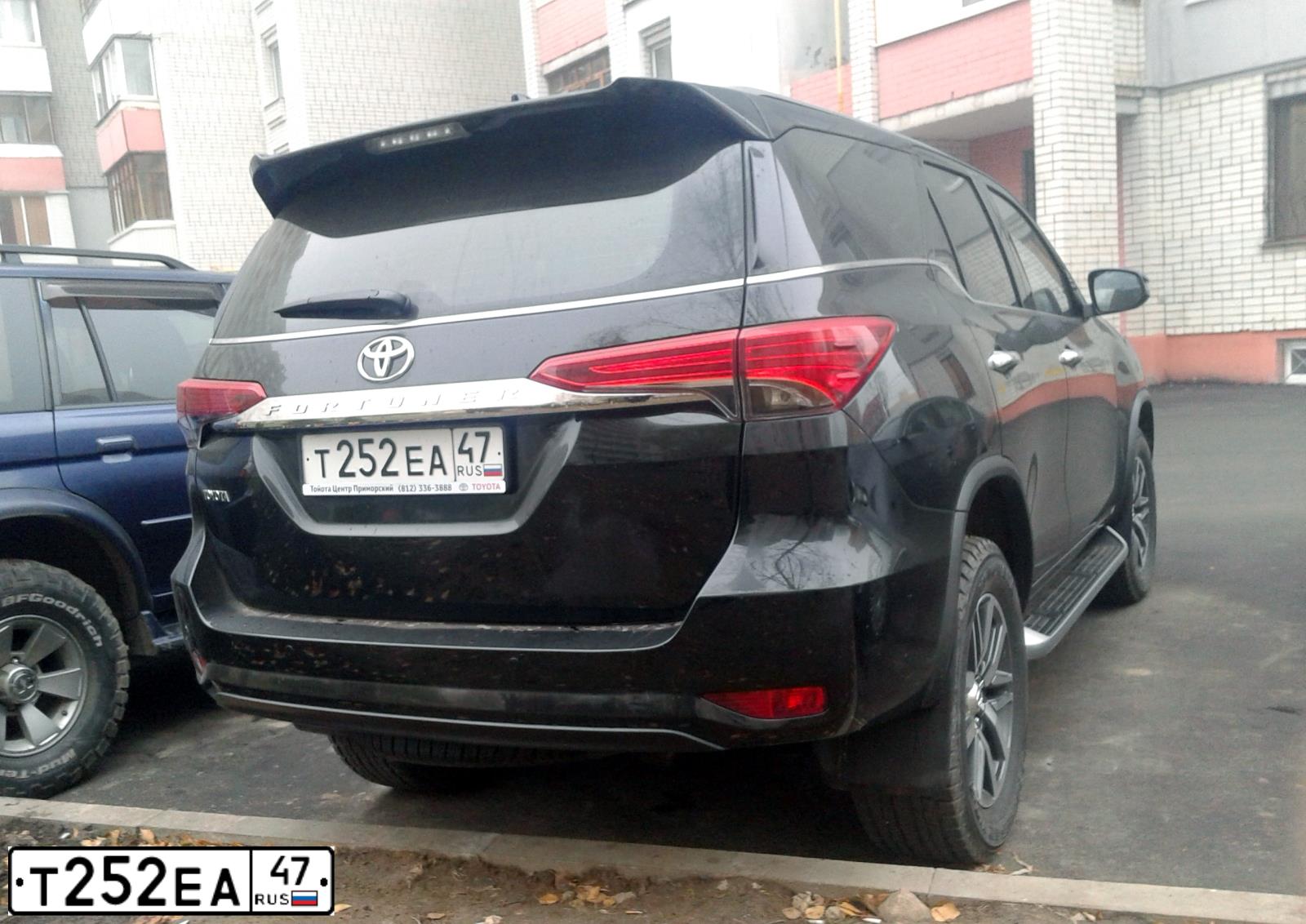 Фото автомобиля TOYOTA FORTUNER, 2018 — госномер Т252ЕА47. Цвет: ЧЕРНЫЙ