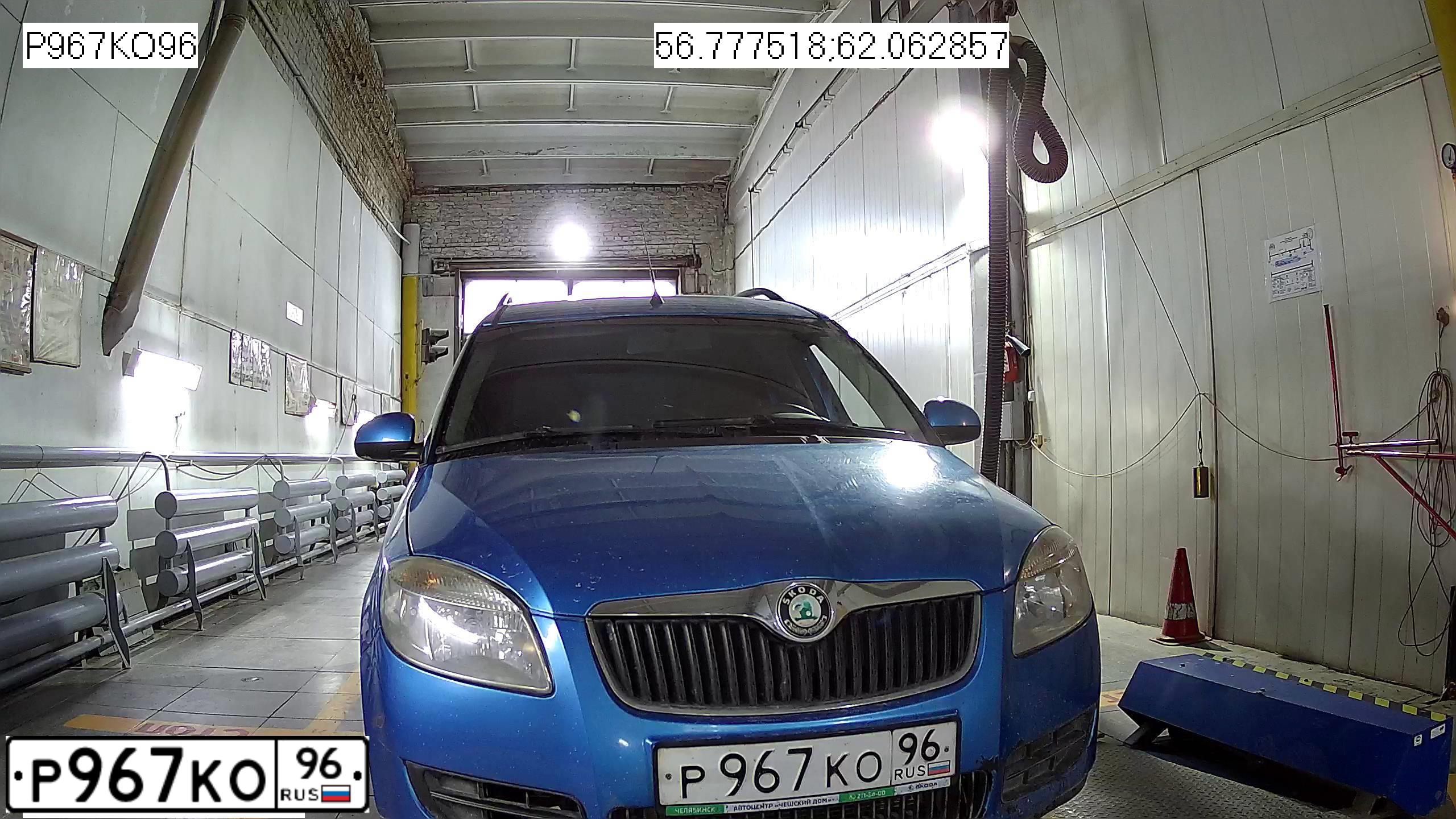Фото автомобиля SKODA ROOMSTER, 2009 — госномер Р967КО96. Цвет: синий