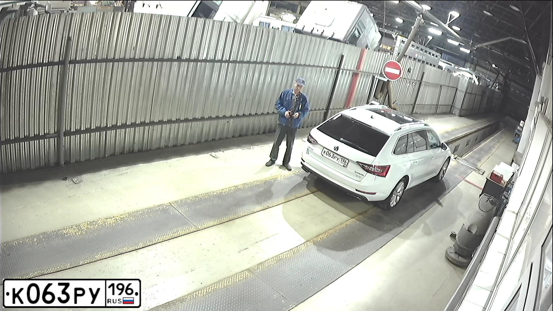 Фото автомобиля SKODA SUPERB, 2018 — госномер К063РУ196. Цвет: БЕЛЫЙ