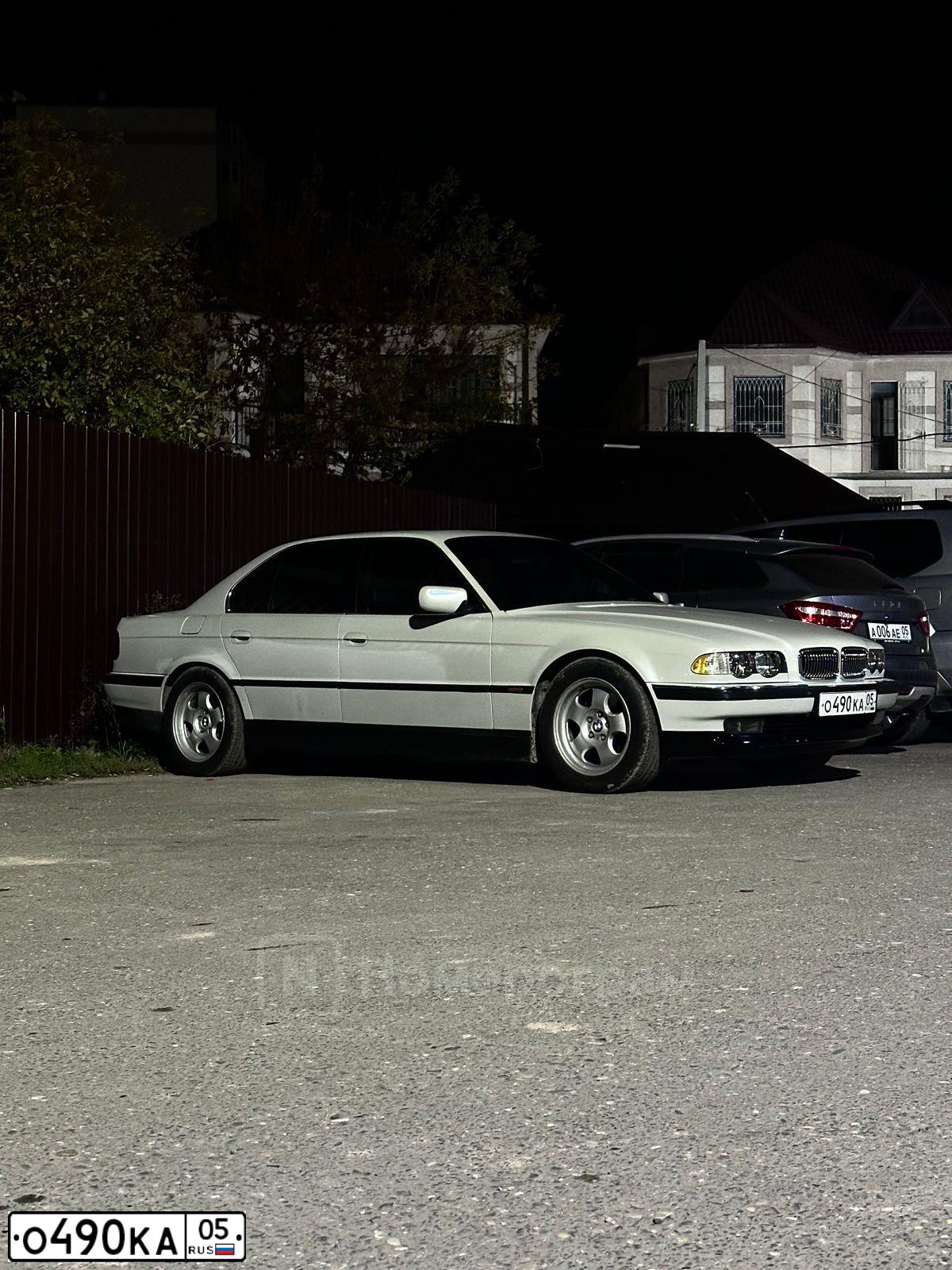 Фото автомобиля BMW W SERIE 7, 1999 — госномер М999МК05. Цвет: Серебристый