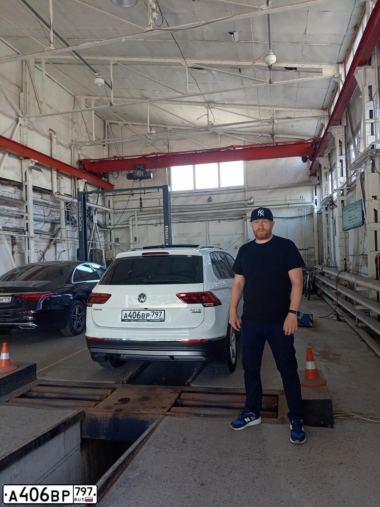 Фото автомобиля VOLKSWAGEN TIGUAN, 2017 — госномер Т362НЕ198. Цвет: Белый