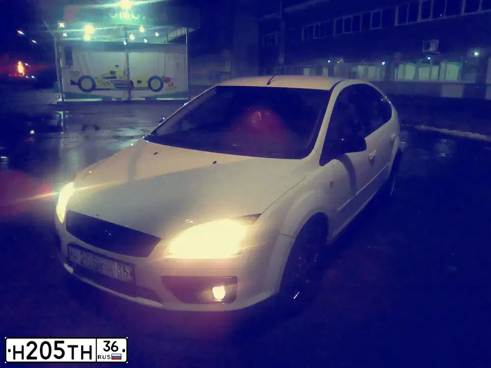 Фото автомобиля FORD FOCUS, 2005 — госномер Н205ТН36. Цвет: Белый