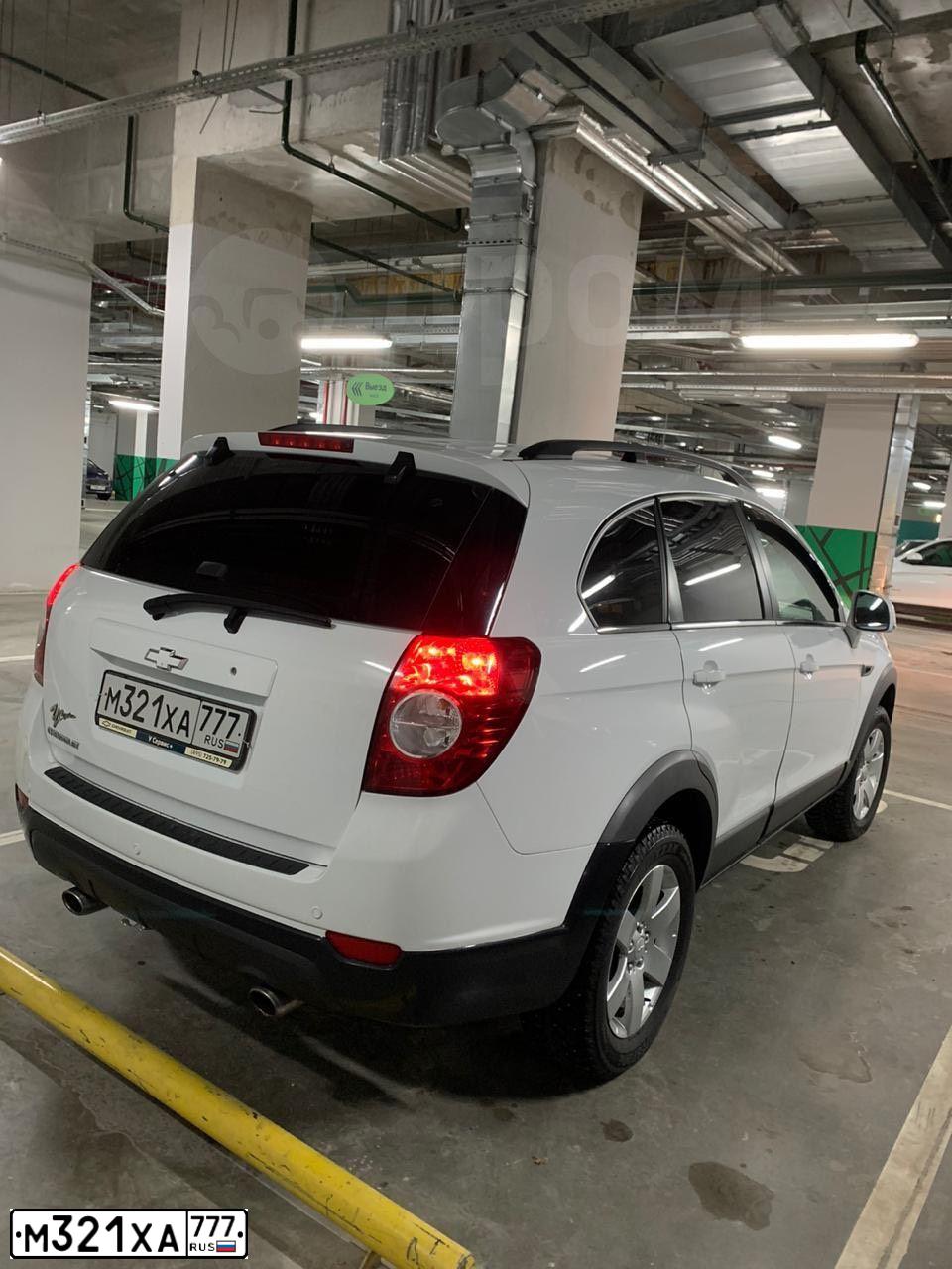 Фото автомобиля CHEVROLET CAPTIVA, 2013 — госномер Т150АА550. Цвет: БЕЛЫЙ