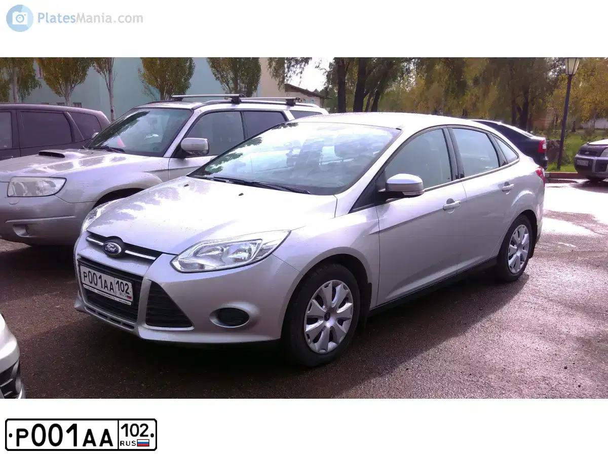 Фото автомобиля FORD FOCUS, 2013 — госномер Р001АА102. Цвет: СЕРЕБРИСТЫЙ