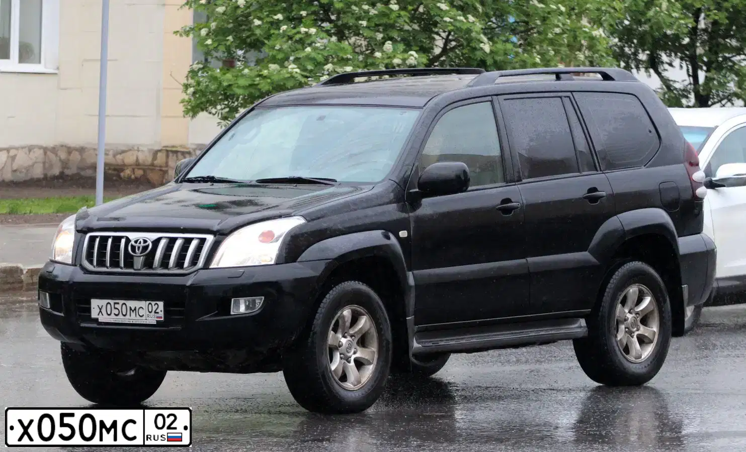 Фото автомобиля TOYOTA LANDCRUISER, 2005 — госномер Х050МС02. Цвет: ЧЕРНЫЙ