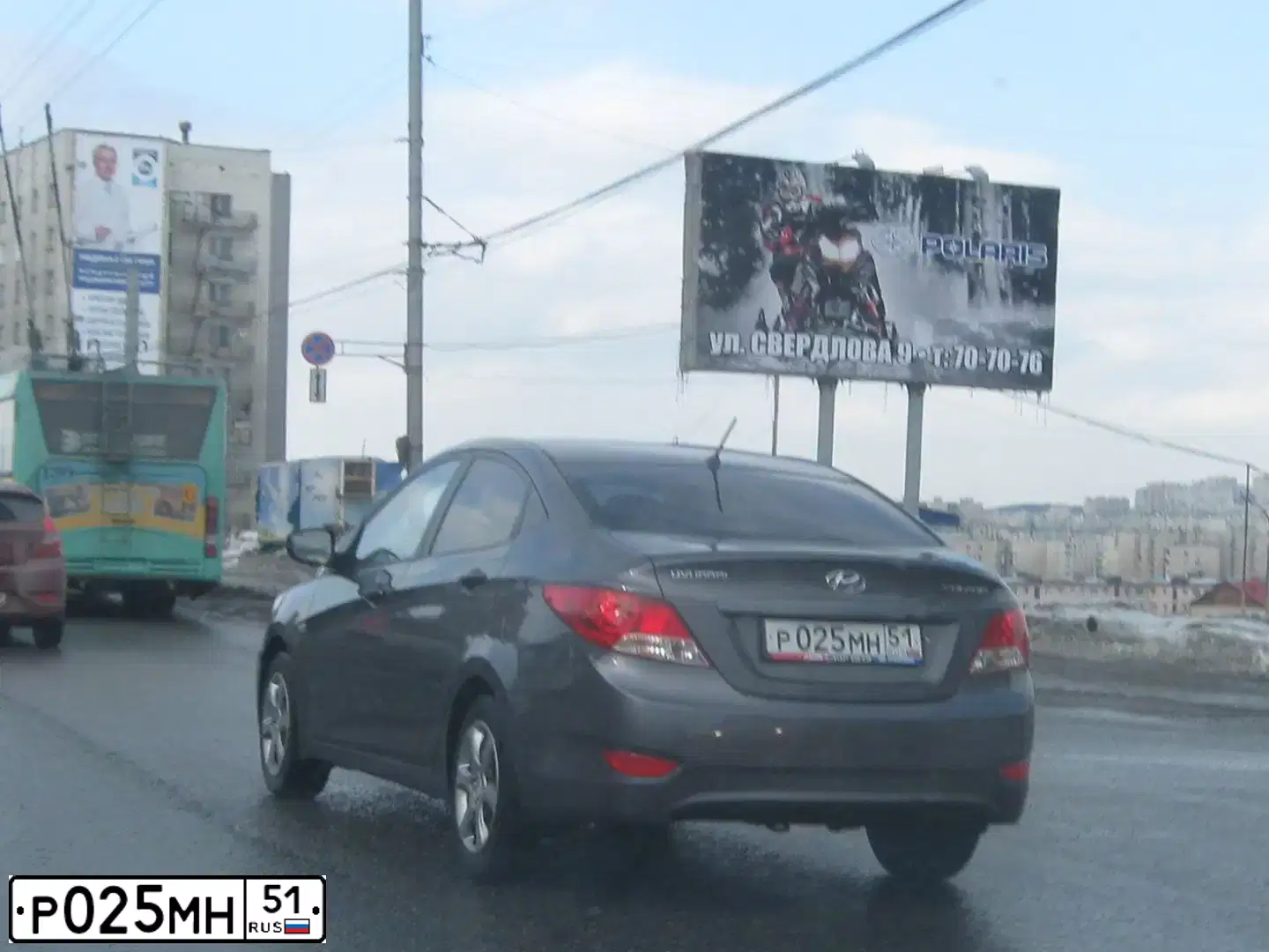 Фото автомобиля HYUNDAI SOLARIS, 2013 — госномер Р025МН51. Цвет: ЧЕРНО-СЕРЫЙ