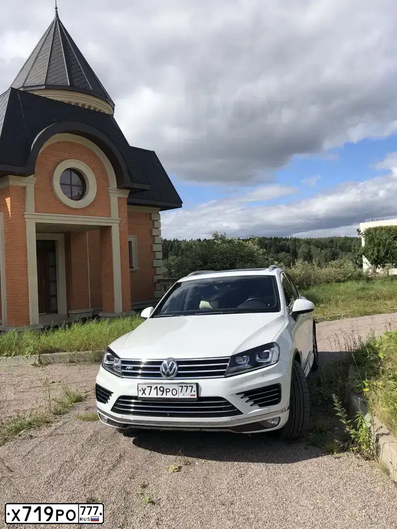 Фото автомобиля VOLKSWAGEN TOUAREG, 2015 — госномер Т933ВО797. Цвет: Белый
