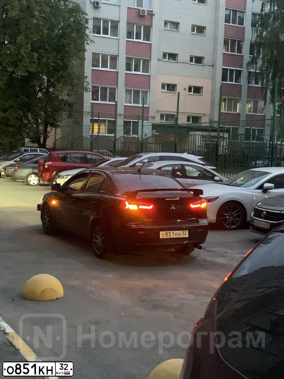 Фото автомобиля MITSUBISHI LANCER, 2010 — госномер Р877ЕО32. Цвет: ЧЕРНЫЙ