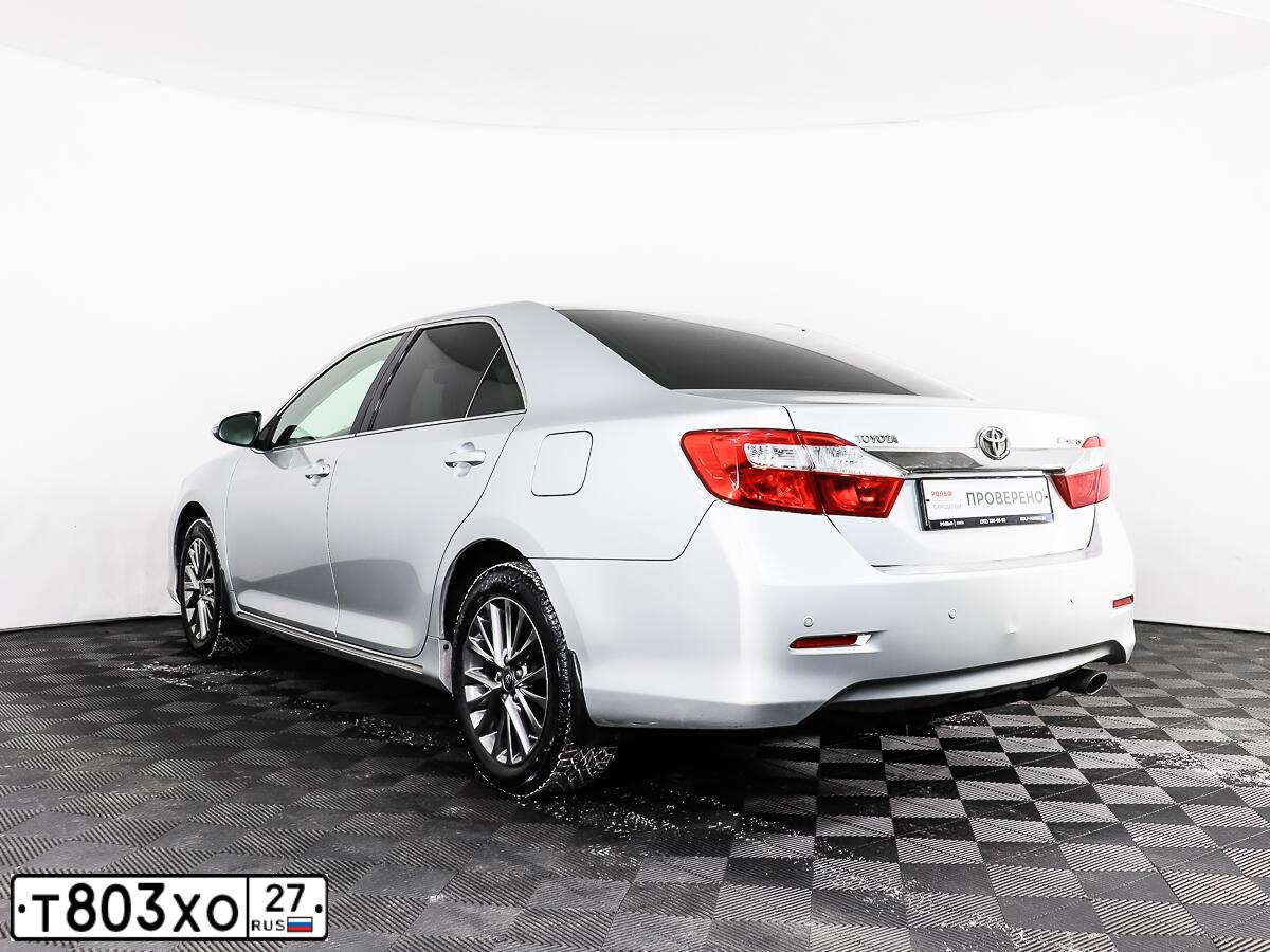 Фото автомобиля TOYOTA CAMRY, 2012 — госномер Е142ММ51. Цвет: СЕРЕБРИСТЫЙ МЕТАЛЛИК