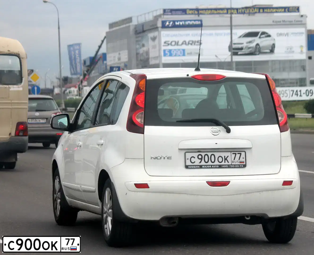 Фото автомобиля NISSAN NOTE, 2013 — госномер С900ОК77. Цвет: БЕЛЫЙ