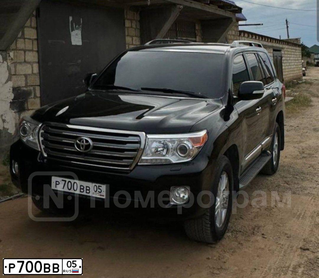 Фото автомобиля TOYOTA LANDCRUISER 200, 2014 — госномер Р700ВВ05. Цвет: ЧЕРНЫЙ