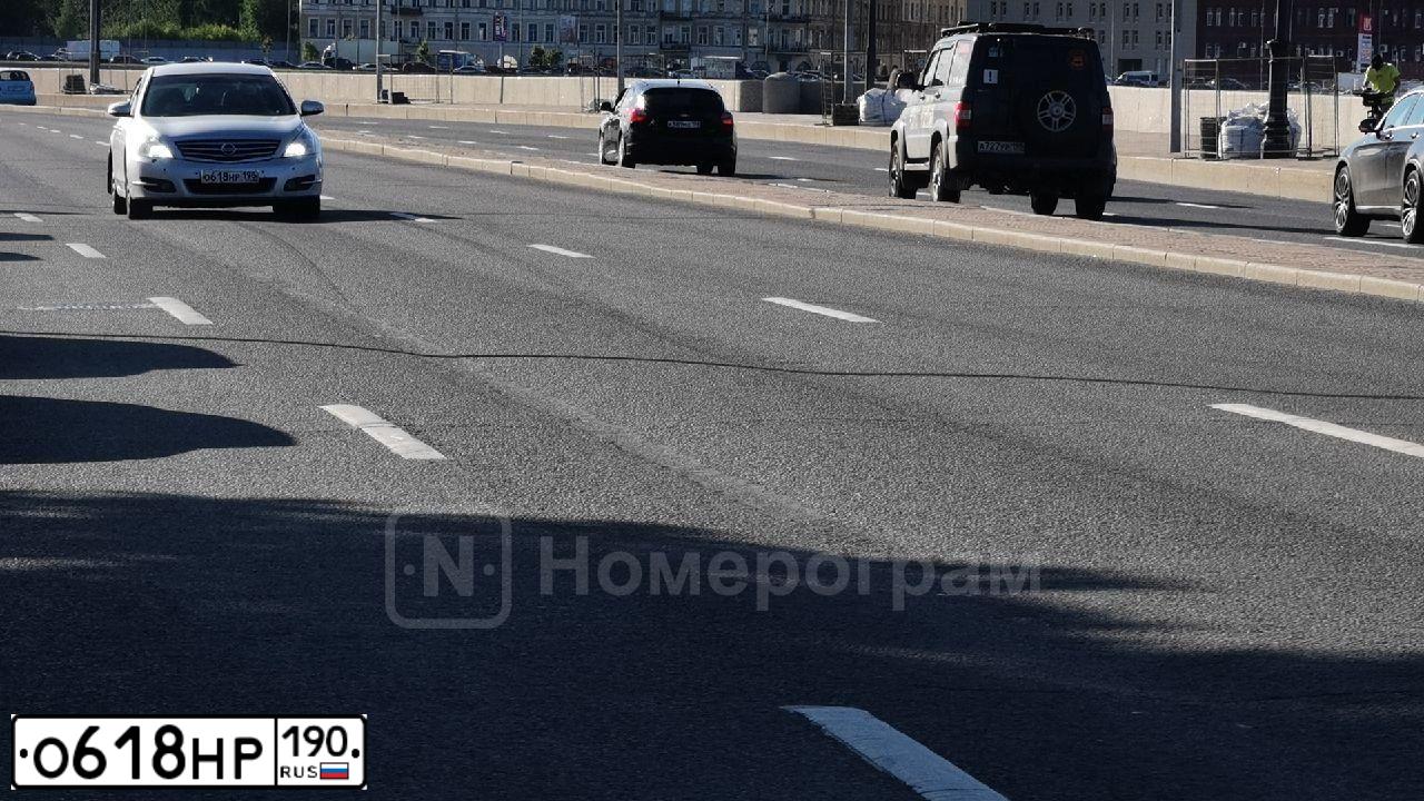 Фото автомобиля MITSUBISHI LANCER, 2010 — госномер О618НР190. Цвет: Серый