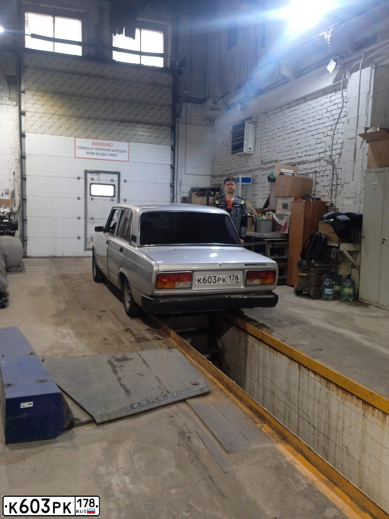 Фото автомобиля LADA 2107, 2012 — госномер Н132МО10. Цвет: СЕРЕБРИСТЫЙ