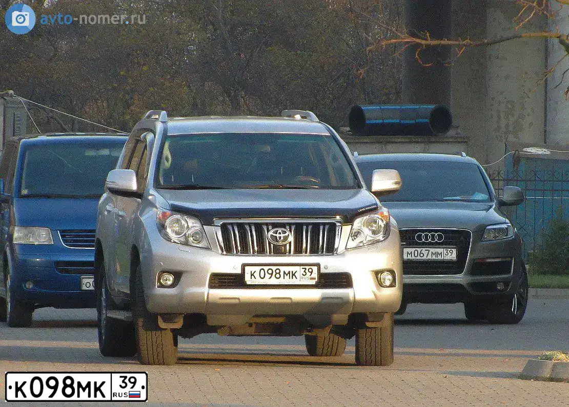 Фото автомобиля TOYOTA LAND CRUISER 150, 2017 — госномер Т665ВС39. Цвет: ЧЕРНЫЙ